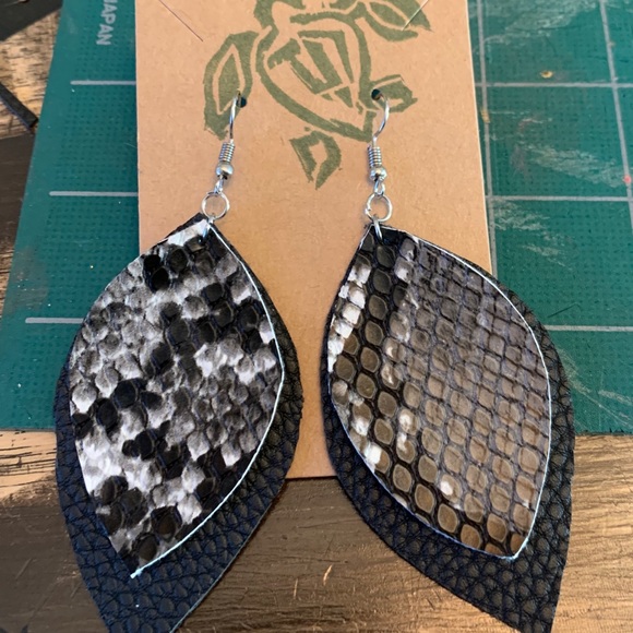 Handmade faux leather & cork earrings - Picture 6 of 8